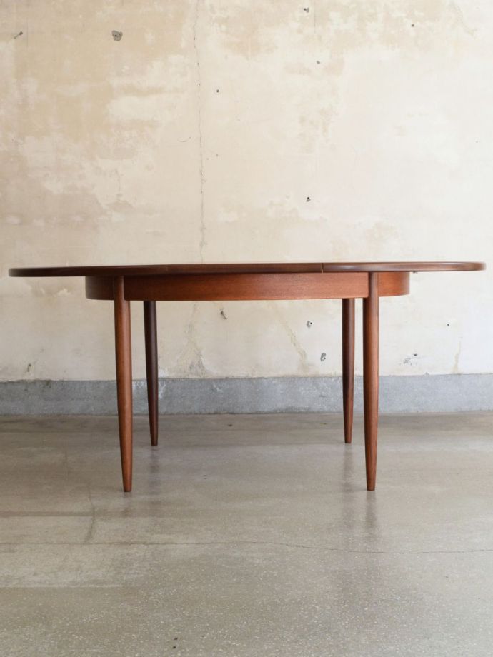 広げた伸長式テーブル