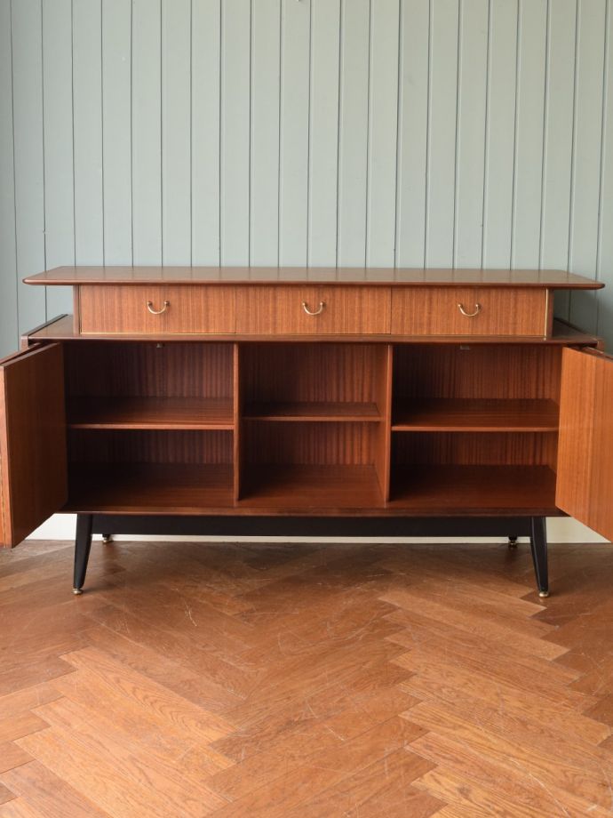 G-PLANサイドボードの扉の中