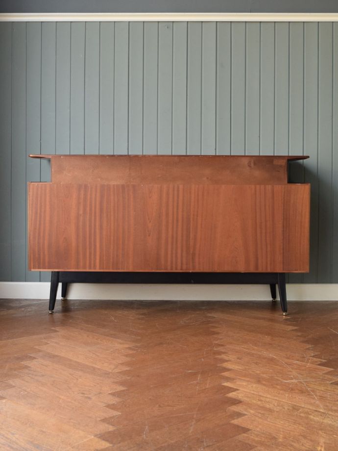 G-PLANのサイドボードの後ろ姿