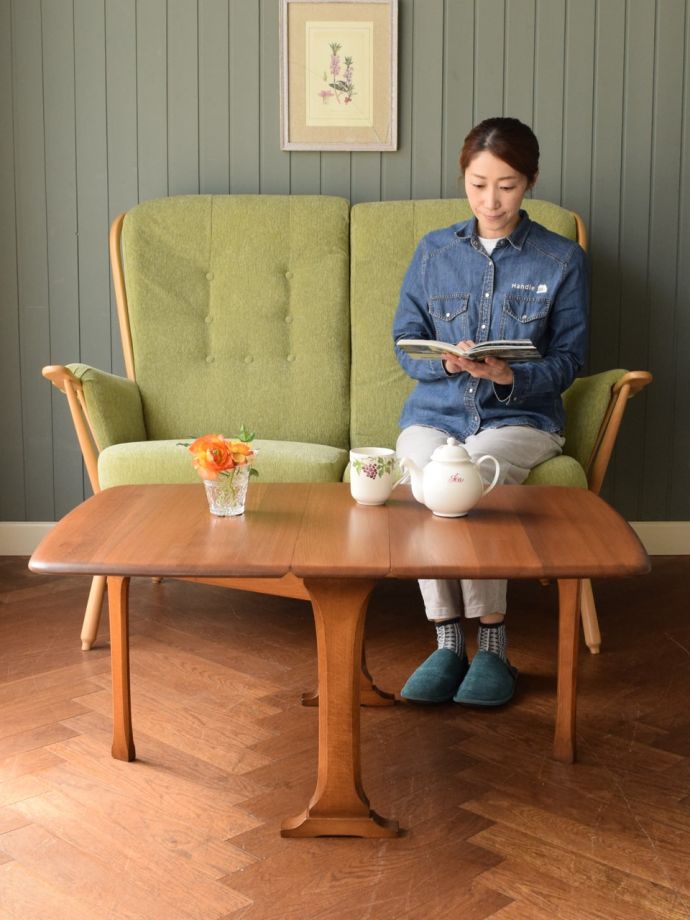 アーコールの伸長式コーヒーテーブル