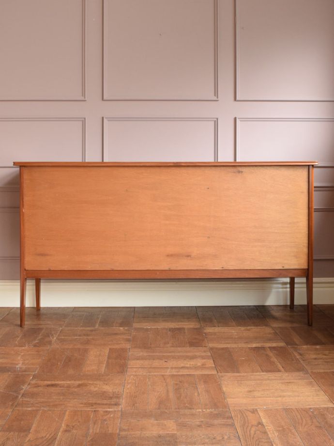 北欧スタイルの家具の後ろ姿