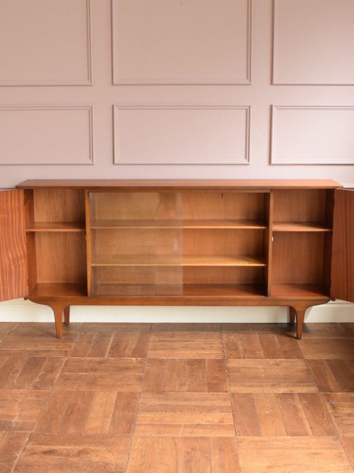 ヴィンテージキャビネットの扉の中