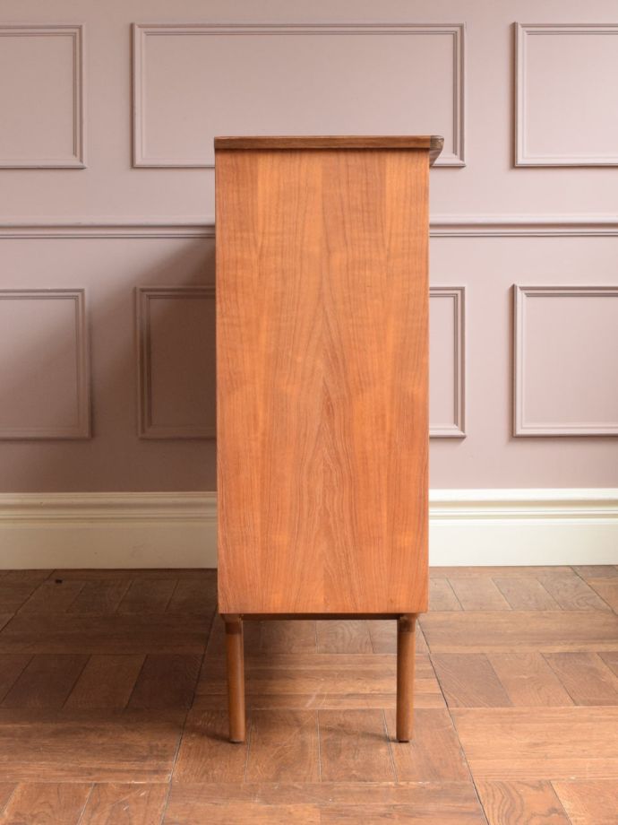 ビンテージキャビネットの側面