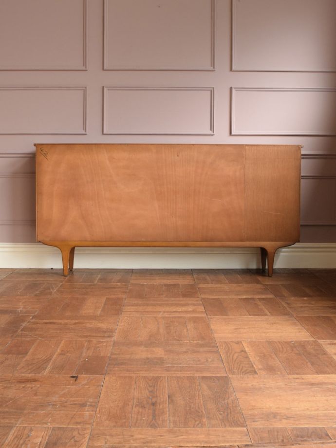 キャビネットの後ろ姿