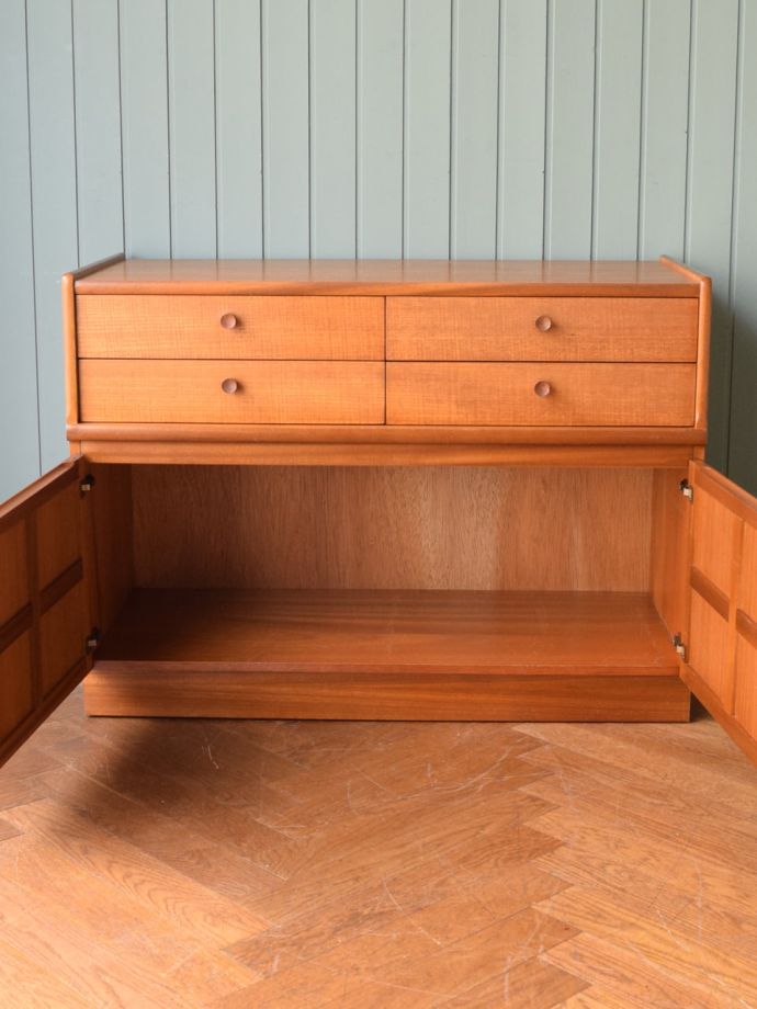 ビンテージ家具の扉の中