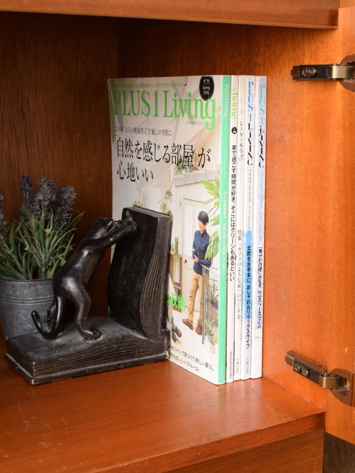 サイドボードの扉を開けると