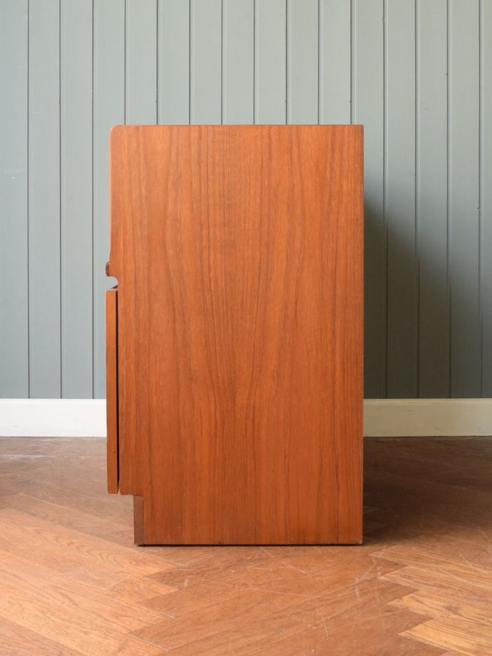 ビンテージ家具の側面