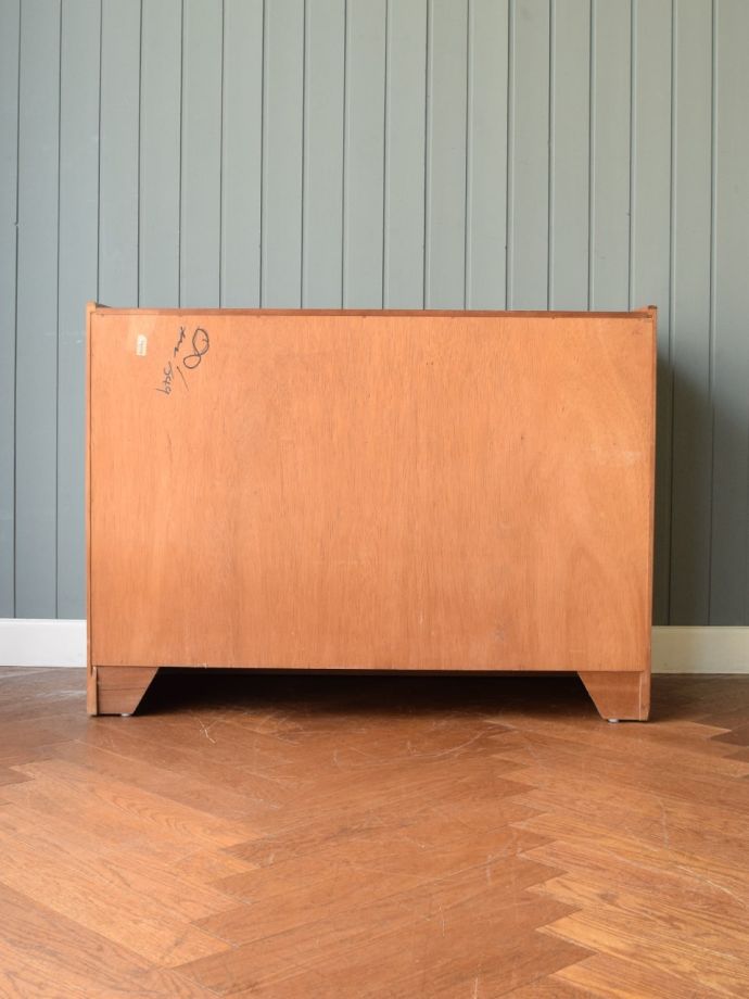 北欧スタイルの家具の後ろ姿