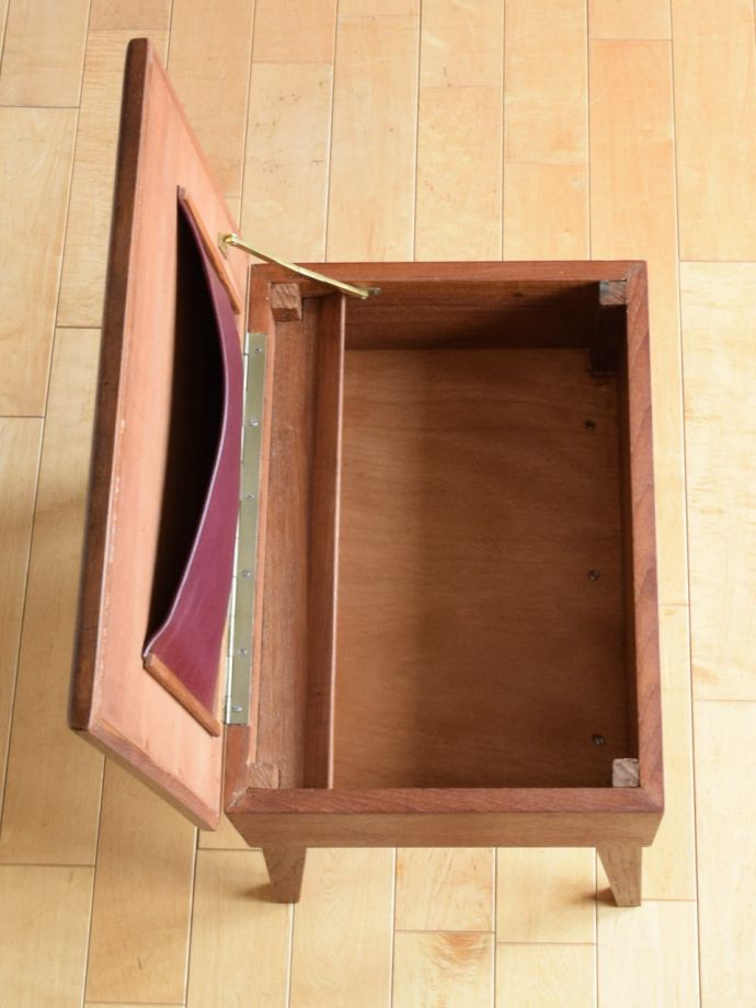 天板の下は小物入れになっています