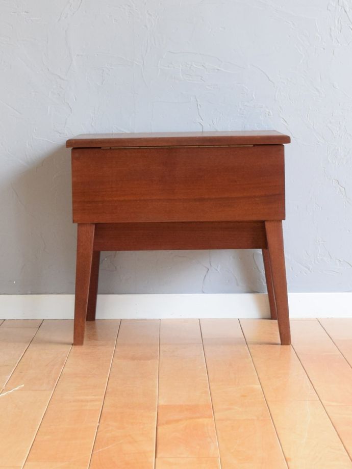 アンティーク家具の後ろ姿