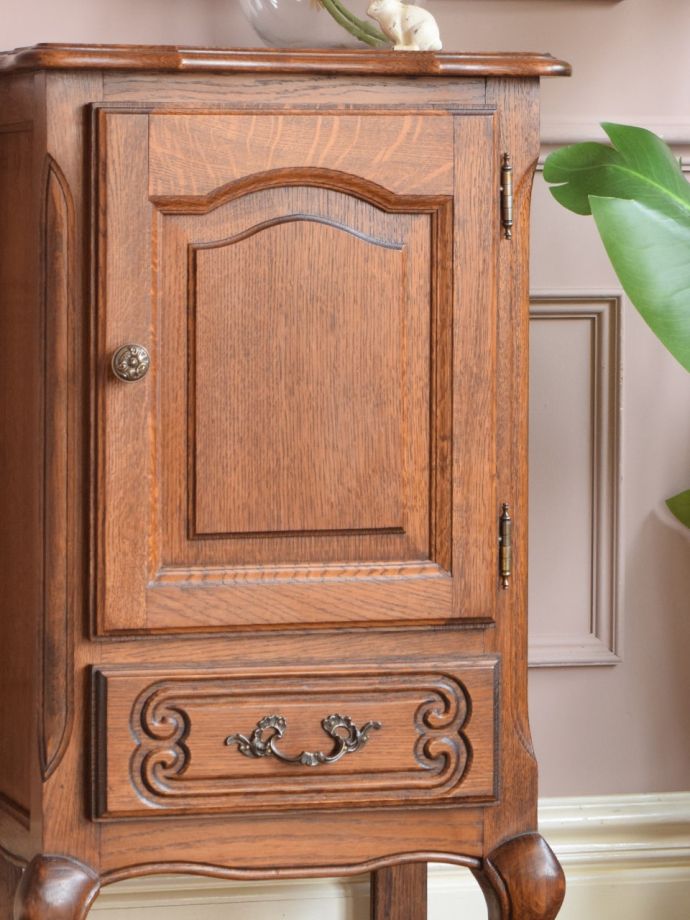 フランスのアンティークらしい美しい彫