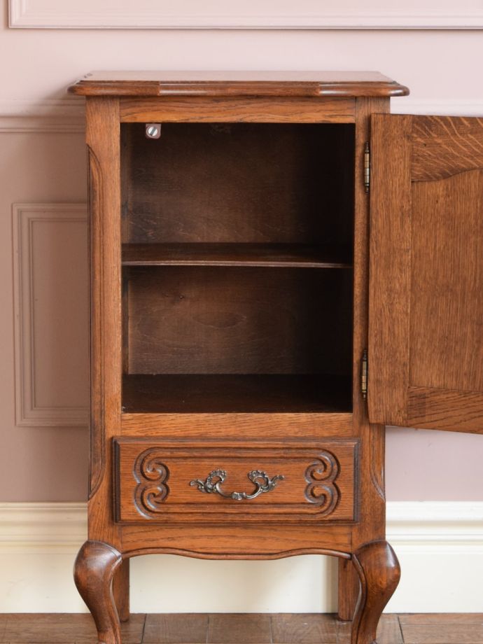 アンティークのサイドキャビネットの扉の中