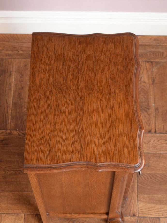 アンティークのサイドキャビネットの天板