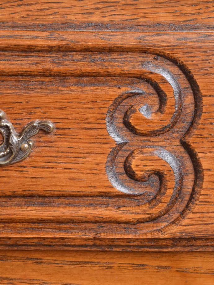 アンティーク家具らしい装飾