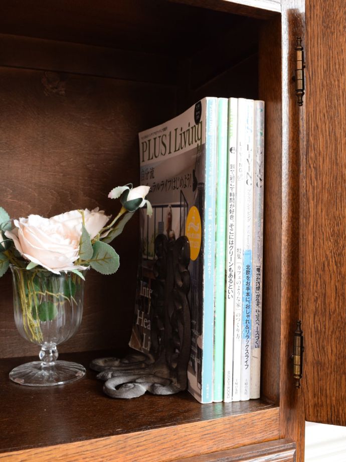 サイドキャビネットの扉を開けると