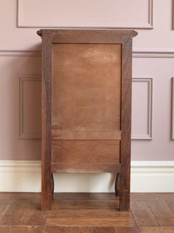 サイドキャビネットの後ろ姿