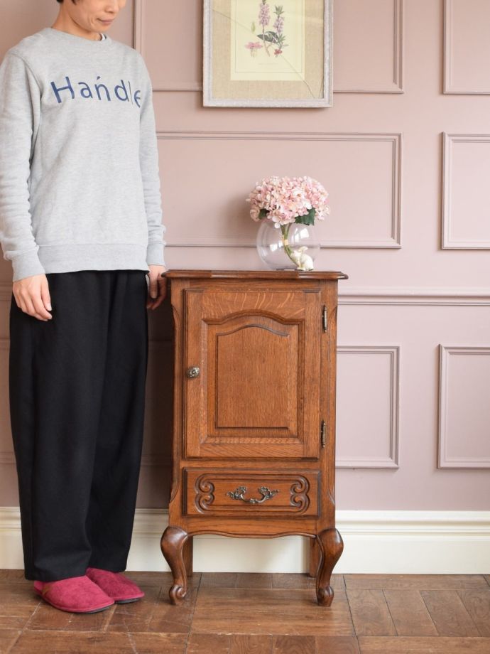 フランスの優雅なサイドキャビネット