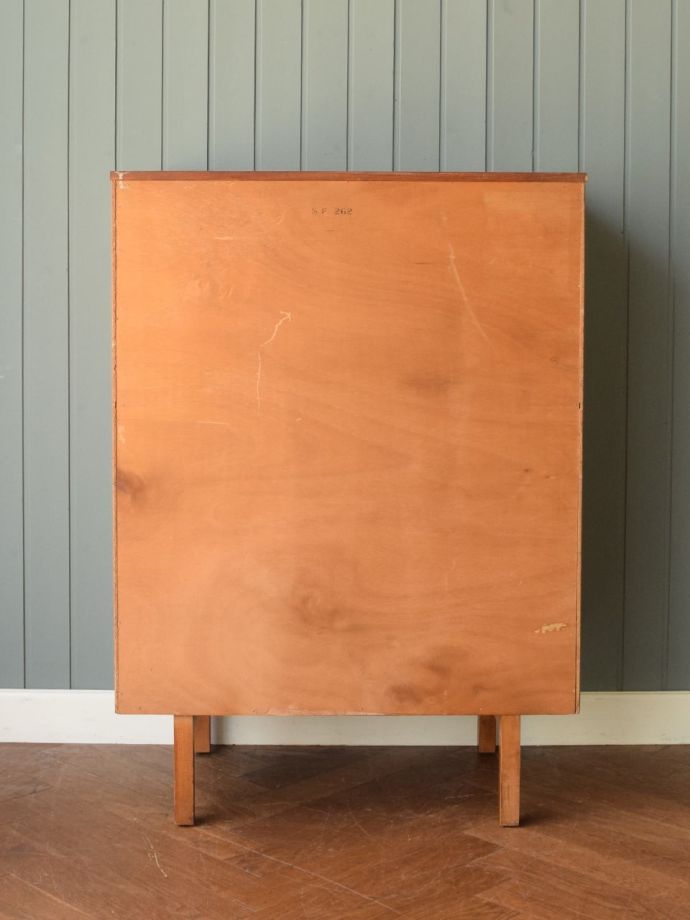 ヴィンテージチェストの後ろ姿