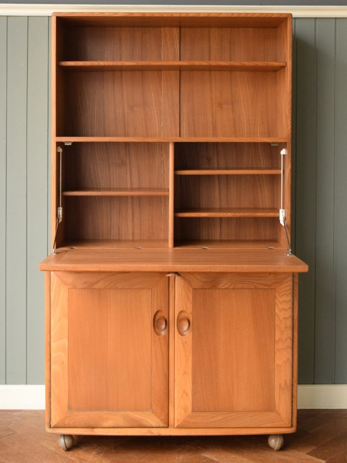 アーコールのキャビネットの扉の中