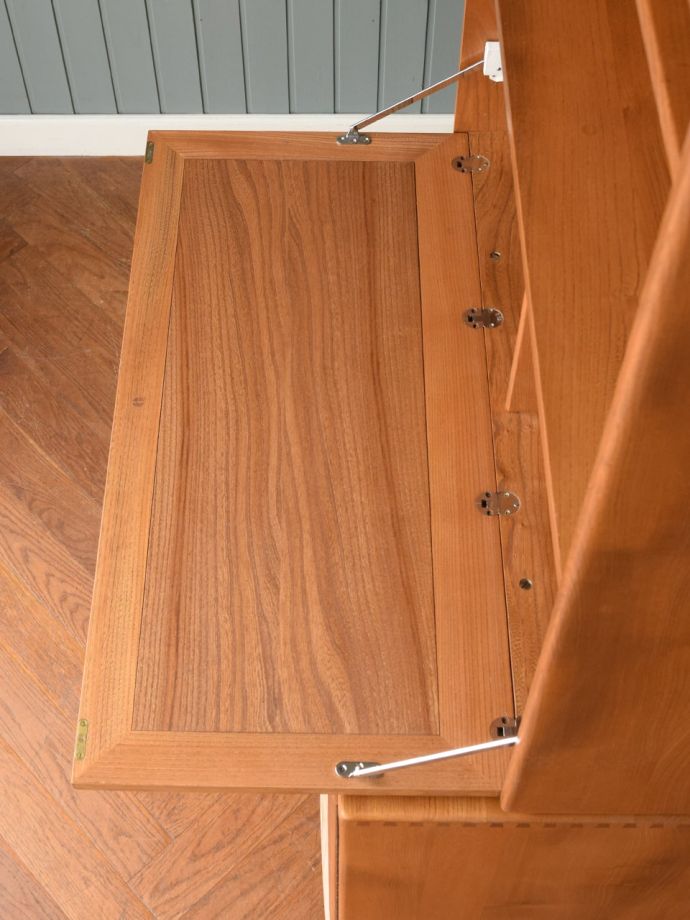 アンティークのサイドボードの天板