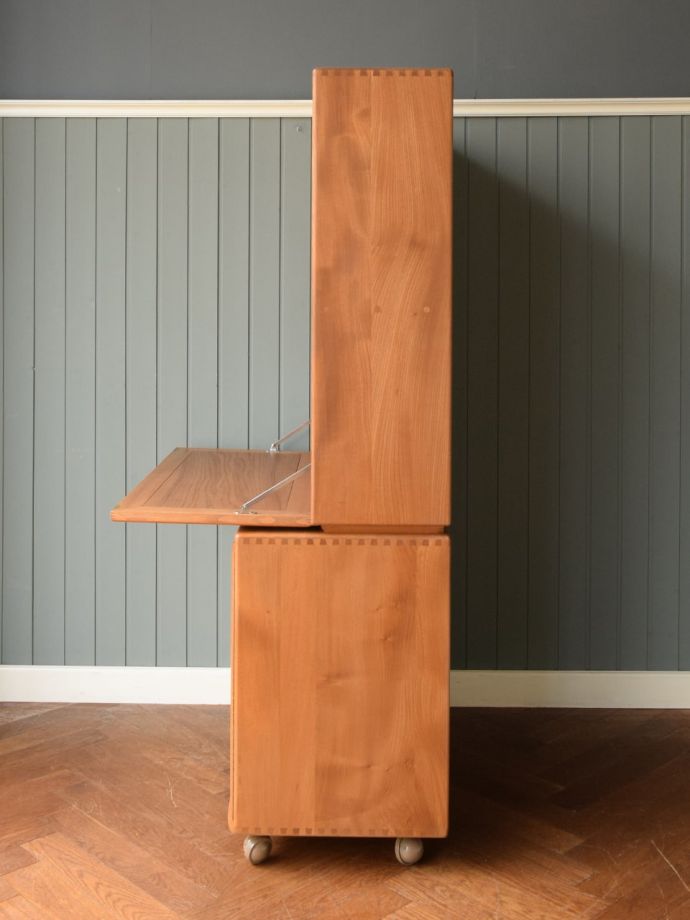 アーコールのキャビネットの側面