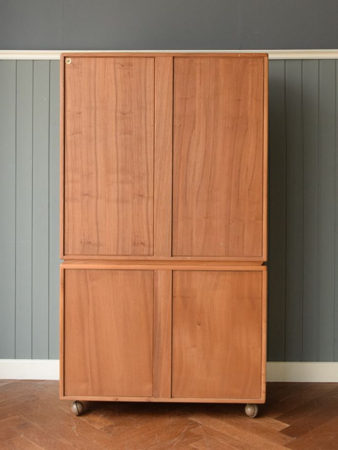 ビンテージキャビネットの後ろ姿