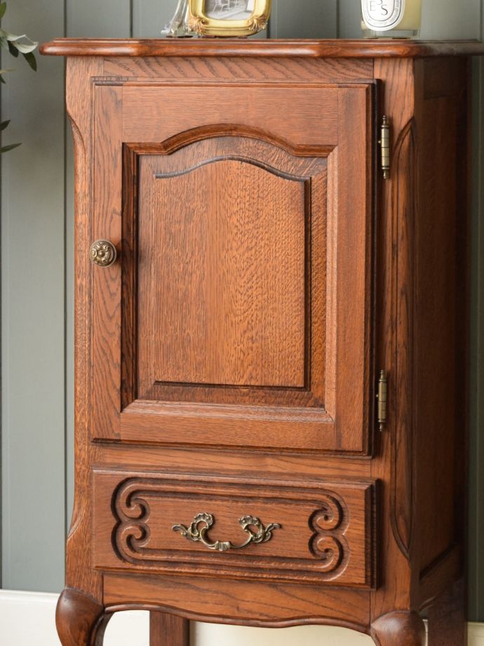 フランスのアンティークらしい美しい彫