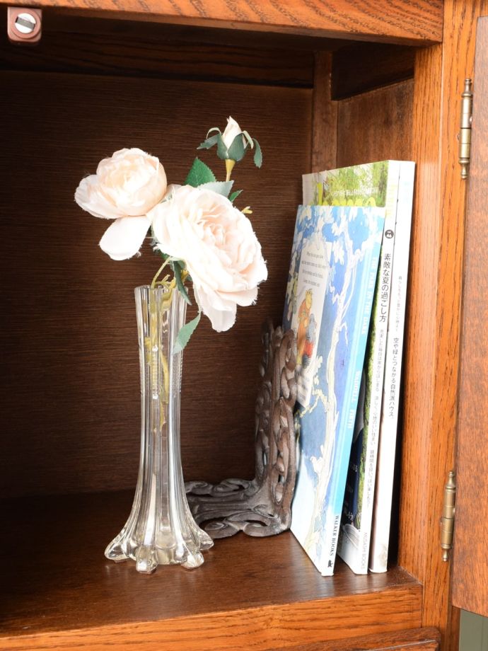 サイドキャビネットの扉を開けると