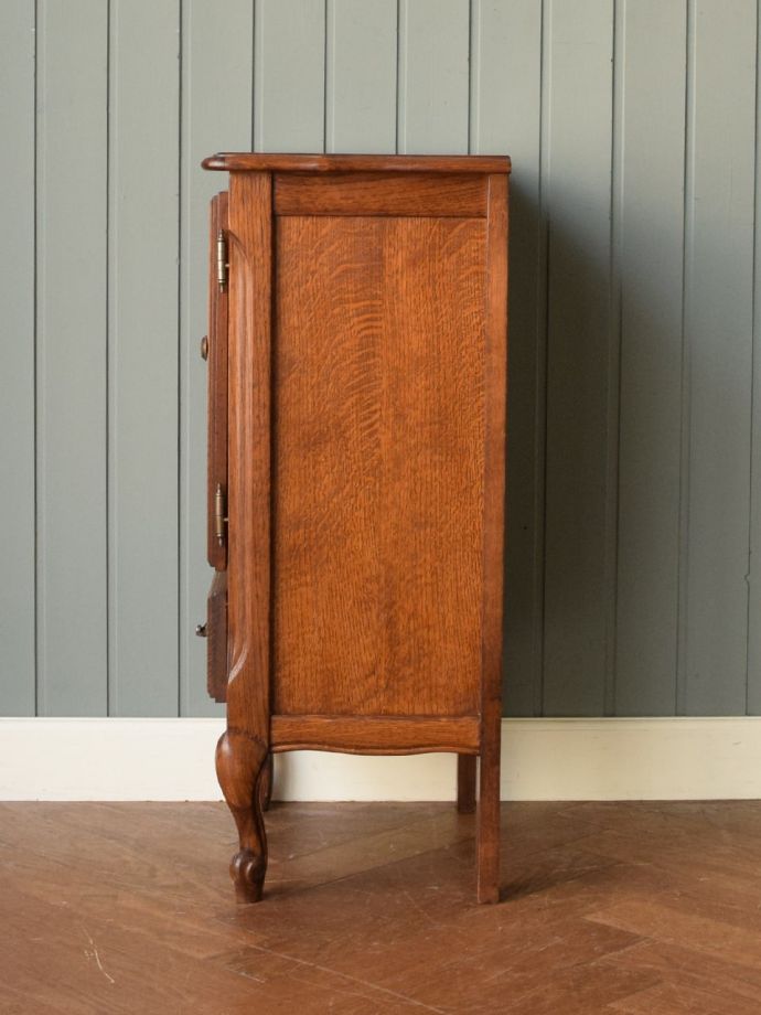 サイドキャビネットの側面