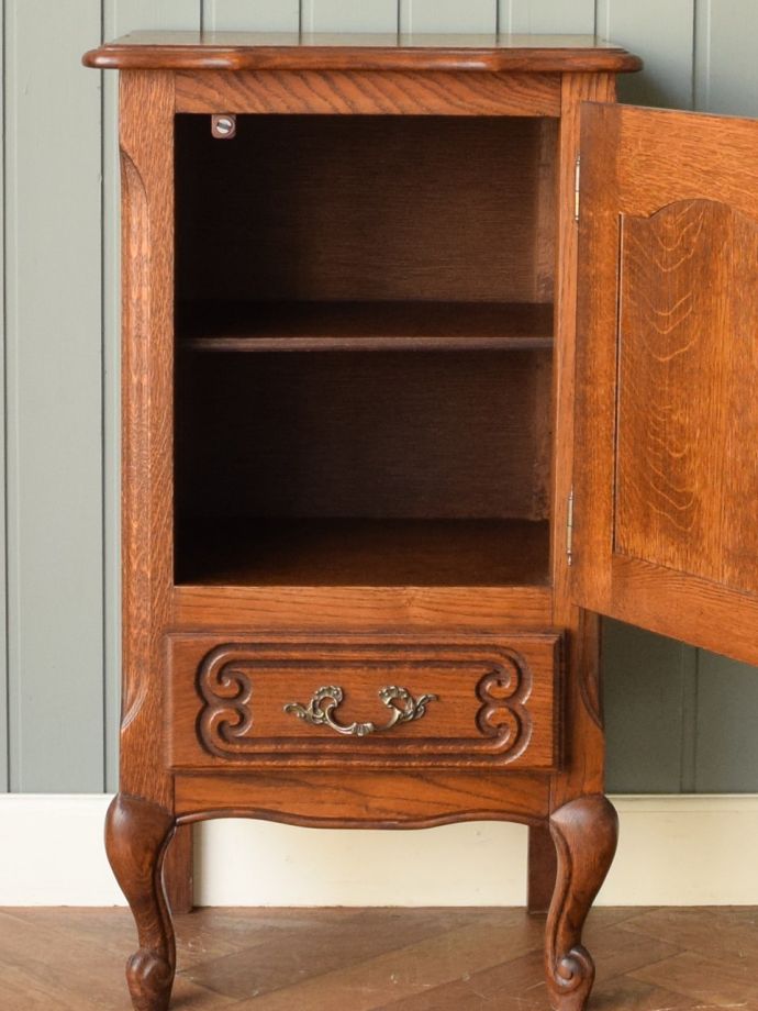 アンティークのサイドキャビネットの扉の中