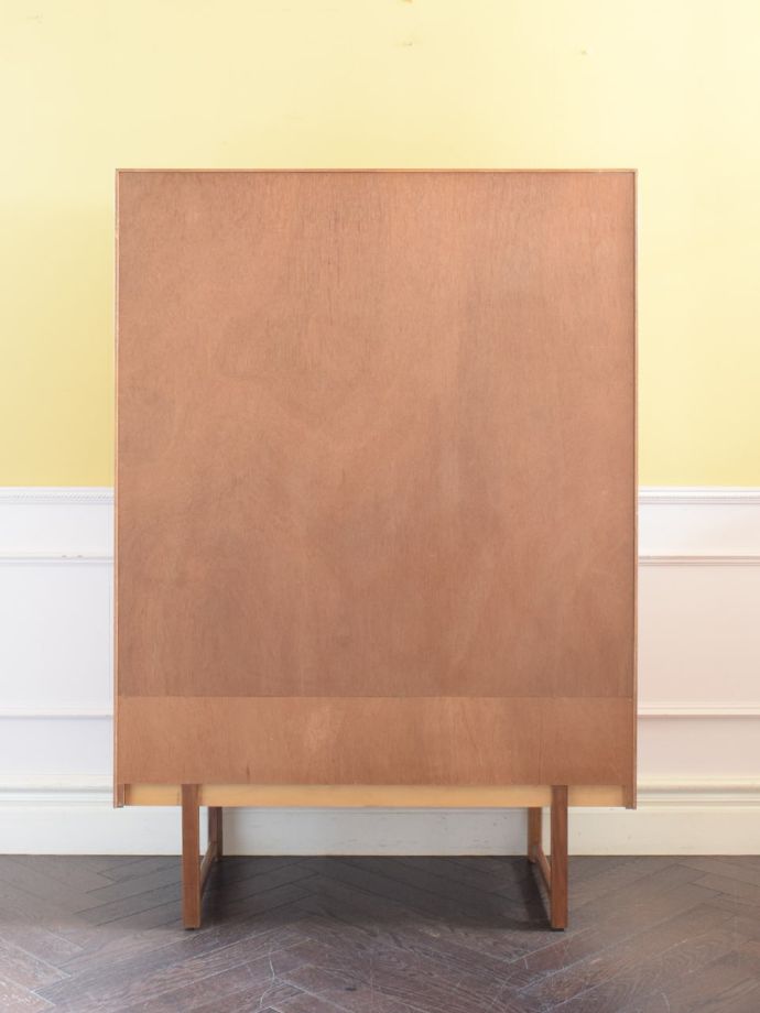 キャビネットの後ろ姿