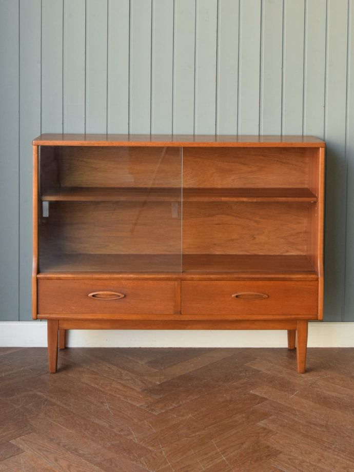 ヴィンテージキャビネットの扉の中