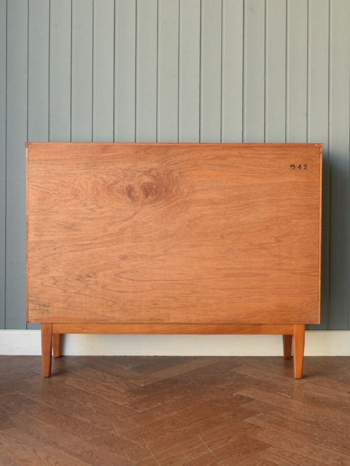 キャビネットの後ろ姿