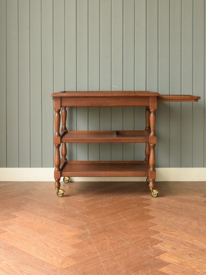 伸長式ワゴンを片方開くと