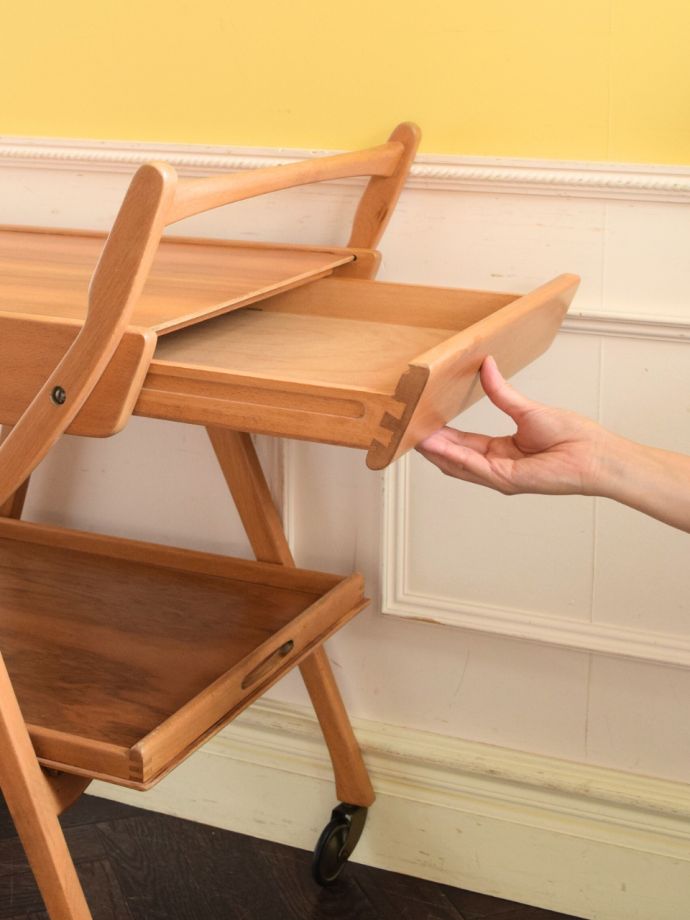 引き出し付きのワゴン