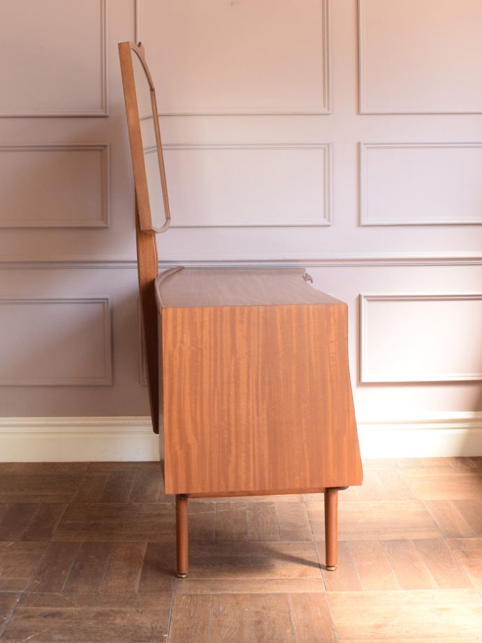 ビンテージ家具の側面