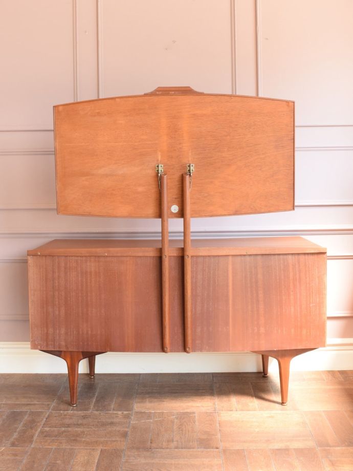 北欧スタイルの家具の後ろ姿