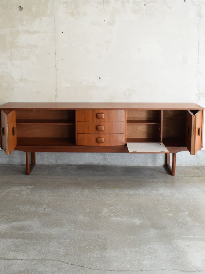 ビンテージ家具の扉の中