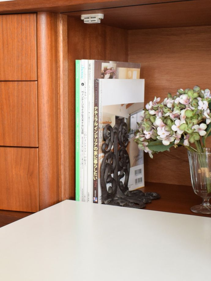 サイドボードの扉を開けると