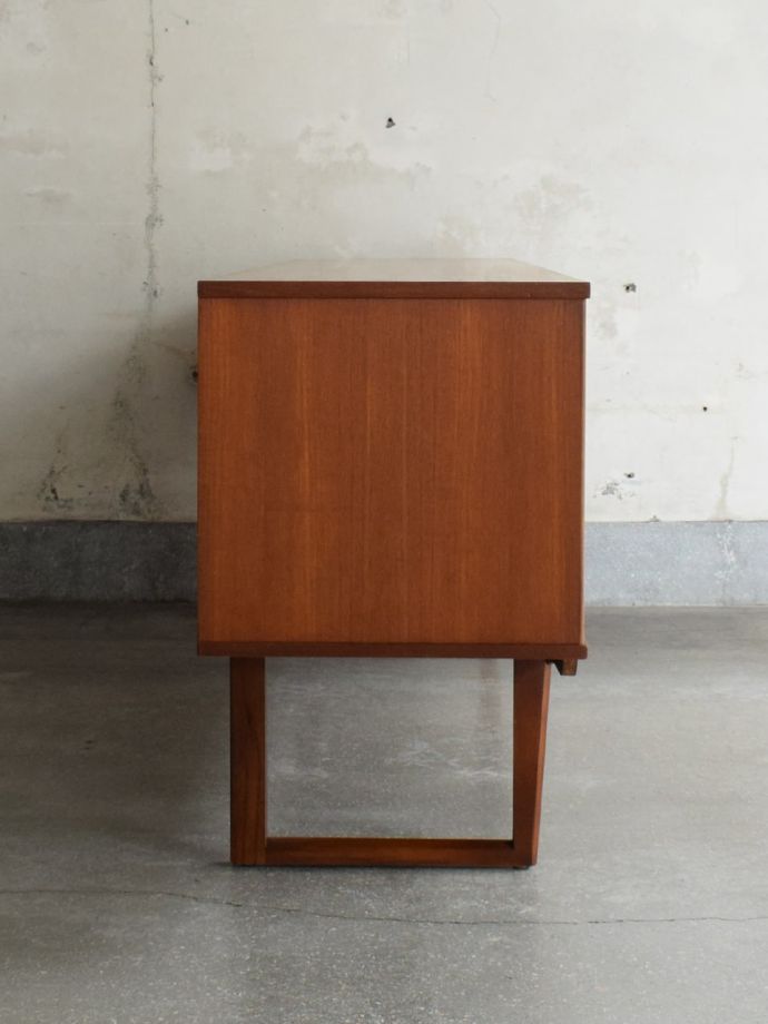 ビンテージ家具の側面