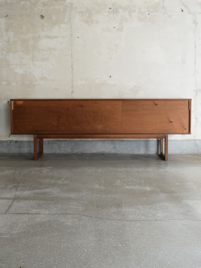 北欧スタイルの家具の後ろ姿