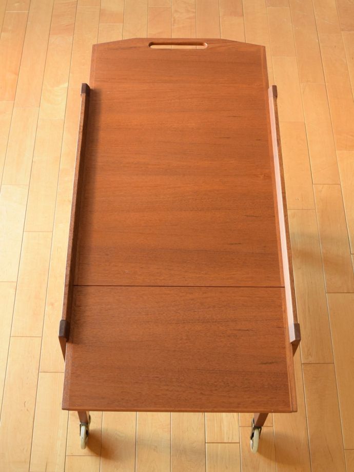 天板を広げた折り畳みワゴン