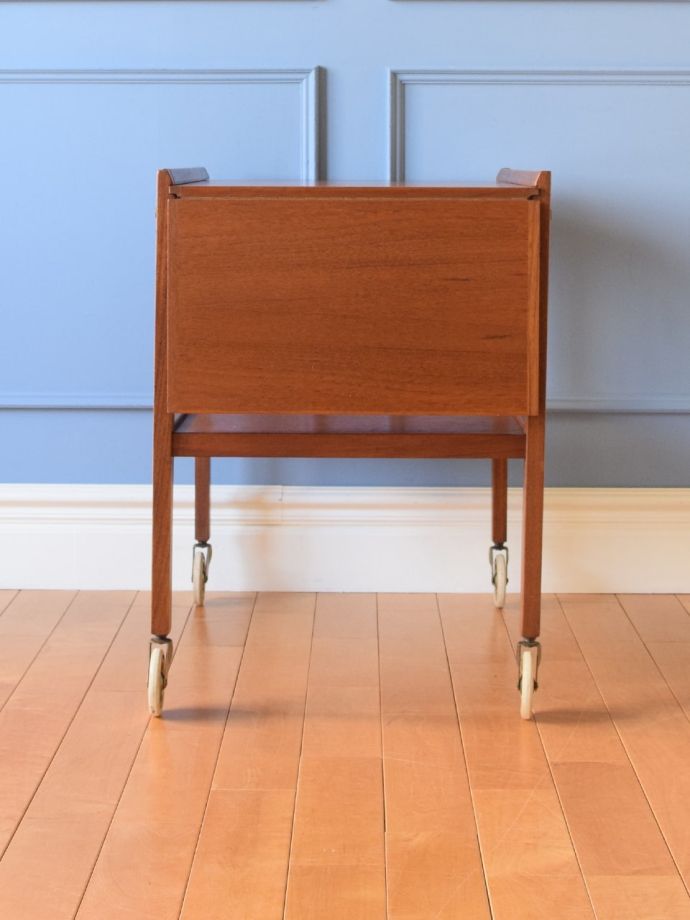 伸長式ワゴンの側面