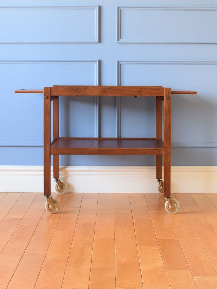 両方のリーフを開いた伸長式ワゴン