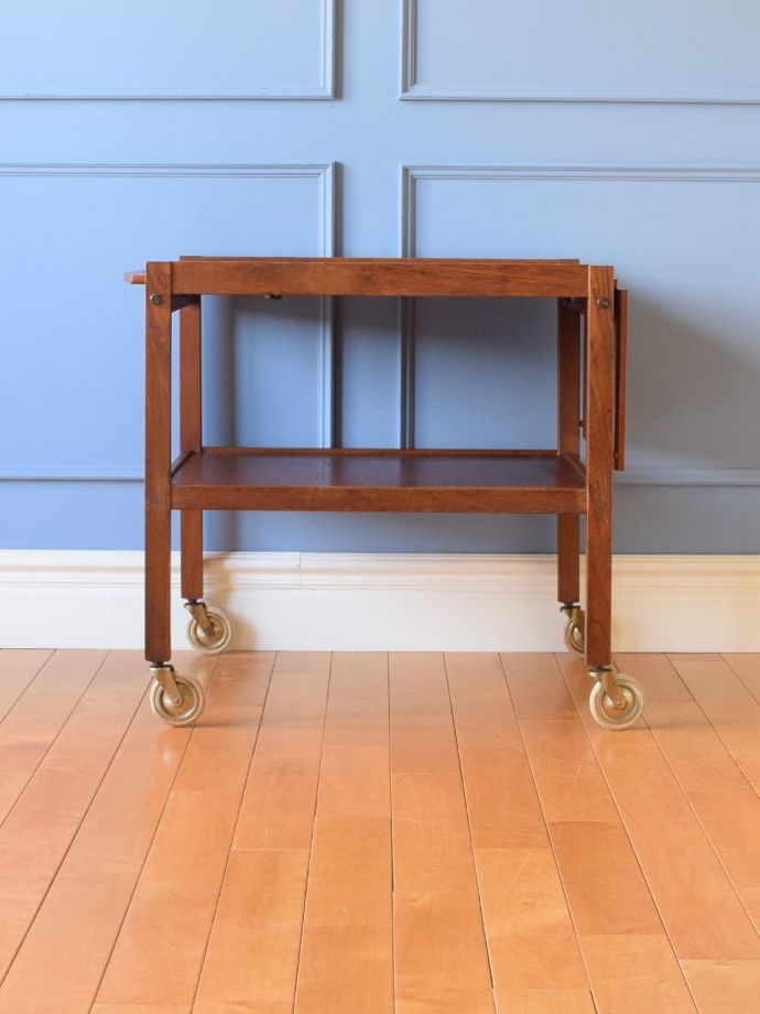 リーフを閉じた伸長式ワゴン