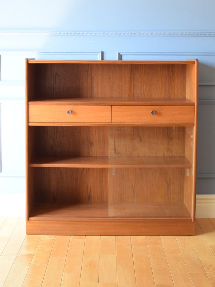 ヴィンテージキャビネットの扉の中