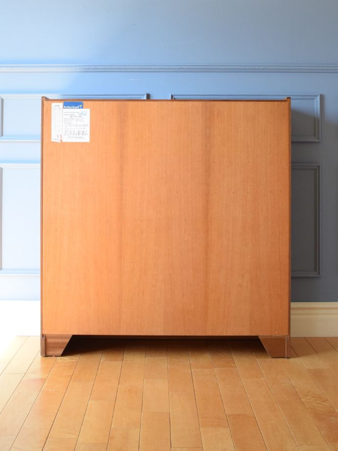 キャビネットの後ろ姿