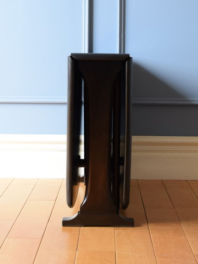 伸長式テーブルの側面