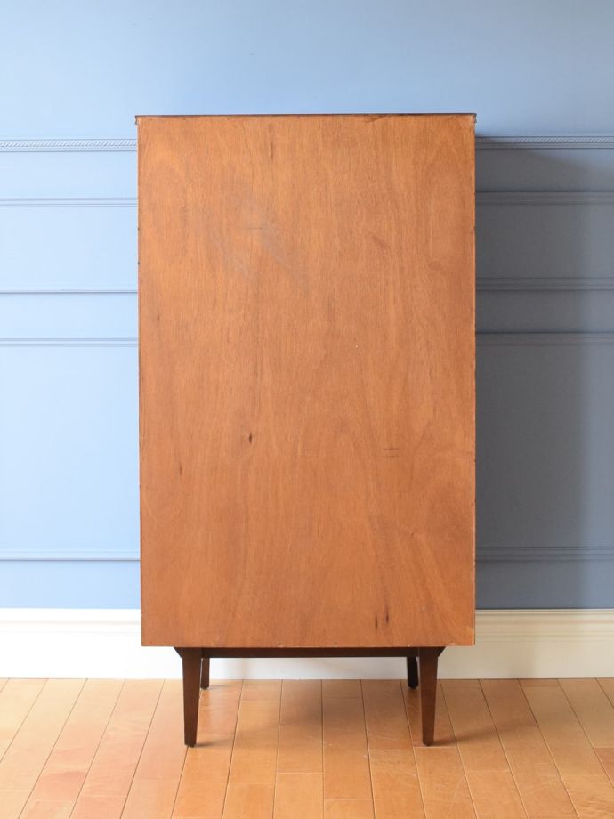 ヴィンテージチェストの後ろ姿