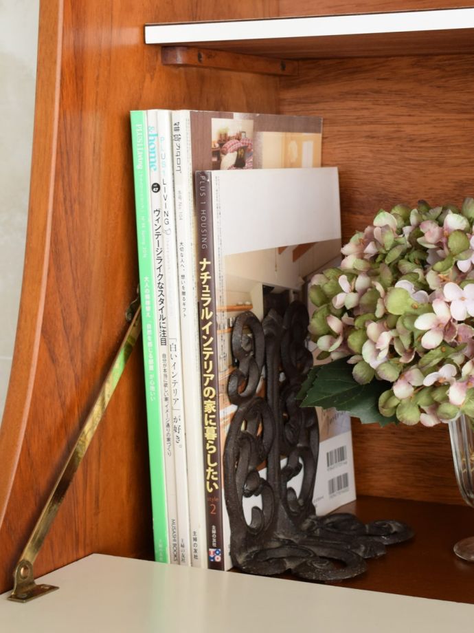 サイドボードの扉を開けると